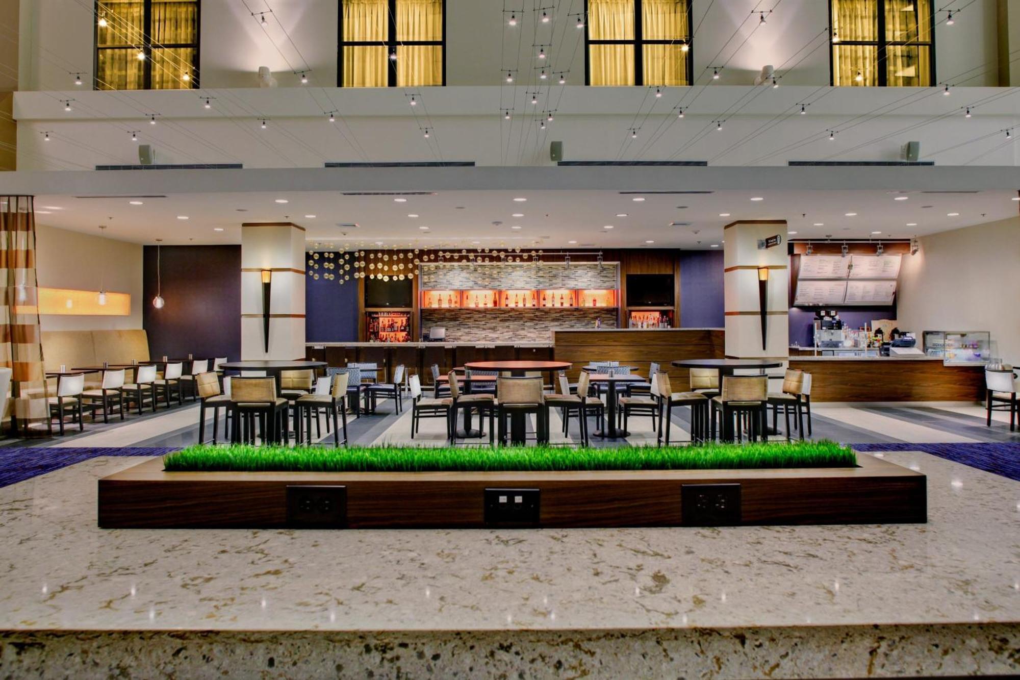 Courtyard Atlanta Decatur Downtown/Emory Hotel Exterior photo